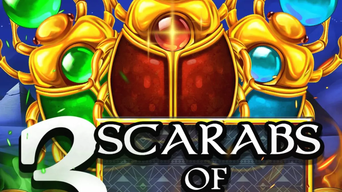 Tampilan visual slot 3 Scarabs of Fortune dengan latar belakang piramida Mesir malam hari